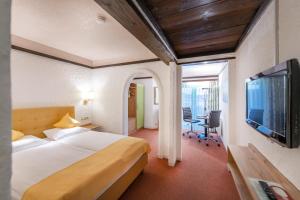 TV a/nebo společenská místnost v ubytování CONTEL Hotel