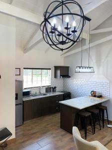 cocina con lámpara de araña, mesa y sillas en Modern Farm, en Lichtenburg