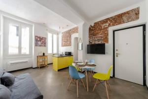 eine Küche und ein Wohnzimmer mit einem Tisch und Stühlen in der Unterkunft Castelli's apartment for your holidays 15 in Genua