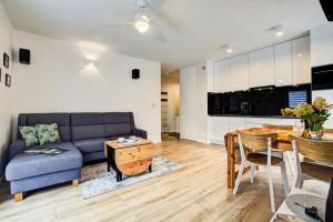 een woonkamer met een bank en een tafel bij Helen Apartament Staromiejski in Toruń