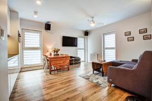 een woonkamer met een bank en een tafel bij Helen Apartament Staromiejski in Toruń +3 foto's