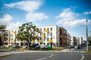 een lege straat met een wit gebouw bij Helen Apartament Staromiejski in Toruń