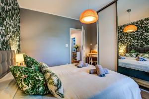 een slaapkamer met twee bedden en een spiegel bij Helen Apartament Staromiejski in Toruń