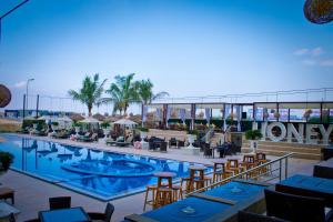 una piscina in un hotel con tavoli e sedie di The Kingsbury Colombo a Colombo