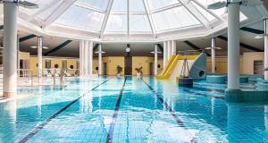 Der Swimmingpool an oder in der Nähe von Victor's Residenz-Hotel Teistungenburg