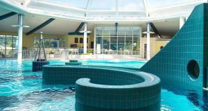 Der Swimmingpool an oder in der Nähe von Victor's Residenz-Hotel Teistungenburg