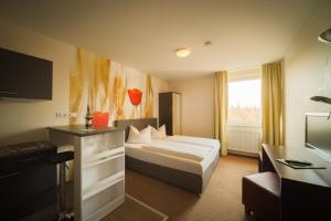 Кровать или кровати в номере Bergwirtschaft Wilder Mann Hotel und Restaurant +69 фотографий