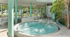 Der Swimmingpool an oder in der Nähe von Victor's Residenz-Hotel Teistungenburg