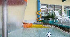 Der Swimmingpool an oder in der Nähe von Victor's Residenz-Hotel Teistungenburg