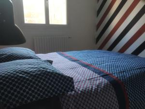 Bett in einem Schlafzimmer mit amerikanischer Flagge in der Unterkunft Le Coin du Pêcheur in Le Havre