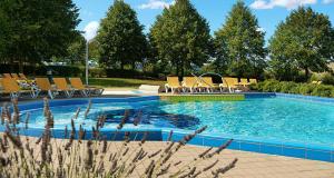 Der Swimmingpool an oder in der Nähe von Victor's Residenz-Hotel Teistungenburg