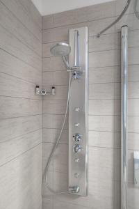eine Dusche mit Duschkopf im Bad in der Unterkunft Domina Milano Fiera in Novate Milanese