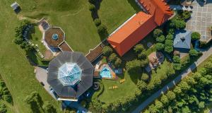 Der Swimmingpool an oder in der Nähe von Victor's Residenz-Hotel Teistungenburg