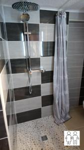 La salle de bains est pourvue d'une douche avec rideau de douche. dans l'établissement Appartement 4 Pers VERGEZE, à Vergèze
