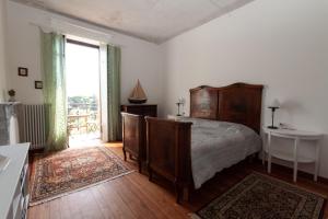 Un dormitorio con una cama y una ventana grande. en Breva - Menaggio by LoveComo, en Menaggio