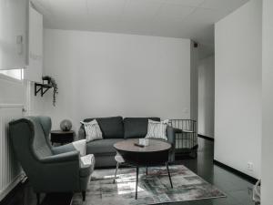 ein Wohnzimmer mit einem Sofa und einem Tisch in der Unterkunft Gamla Televerket B&B in Borgholm