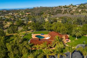 een luchtzicht op een huis met een golfbaan bij Equestrian Estate with Horse Stables and Pool! in Valley Center