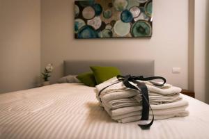 A bed or beds in a room at MAMELI PREMIUM by IDEA MONFERRATO sas