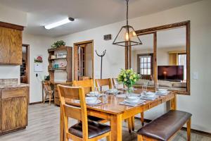 una sala da pranzo e una cucina con tavolo e sedie di Wisconsin River Valley Farmhouse with Fire Pit and View a Merrimac