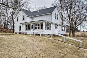 Gallery image of Wisconsin River Valley Farmhouse with Fire Pit and View in Merrimac