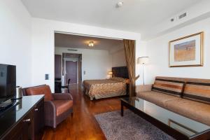 een hotelkamer met een bed en een woonkamer bij Holiday Club Naantali Apartments in Naantali