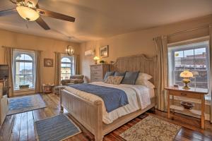 um quarto com uma cama e uma ventoinha de tecto em Chic Main Street Retreat Less Than 7 Mi to KY Horse Park! em Georgetown