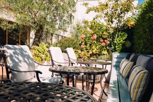 een groep stoelen en tafels op een patio bij The Club Hotel & Spa Jersey in Saint Helier Jersey