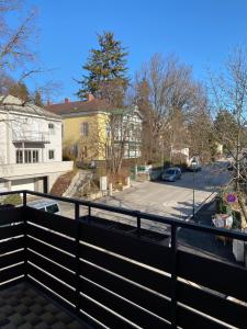 d'un balcon offrant une vue sur une rue de la ville. dans l'établissement Helenental Pension & Apartments, à Baden