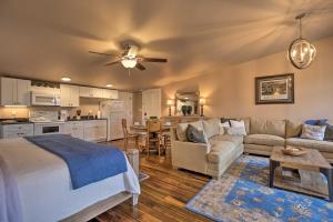 Istumisnurk majutusasutuses Chic Main Street Retreat Less Than 7 Mi to KY Horse Park!