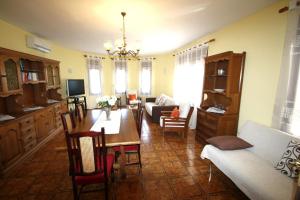 a living room with a table and chairs and a couch at Villa Fortuna in Miami Platja