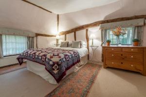 Een bed of bedden in een kamer bij The Gildhall