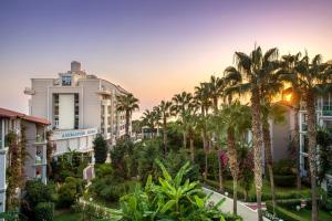 Blick auf ein Resort mit Palmen und Gebäuden in der Unterkunft Sealife Buket Resort & Beach Hotel - Ultra All Inclusive in Okurcalar