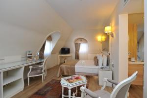 TV a/nebo společenská místnost v ubytování Hotel Yasmak Sultan