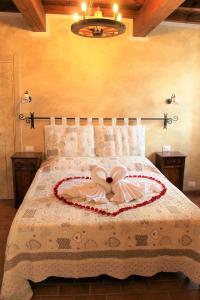 1 dormitorio con 1 cama con arco en La Casa Delle Rondini, en Roncoferraro