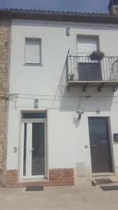 - un bâtiment blanc avec un balcon et une porte dans l'établissement Appartamento Bojano, à Boiano