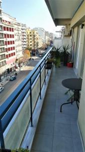 balkon z widokiem na ulicę miejską w obiekcie Nordic Design 5star Apartment w Salonikach +6 zdjęć