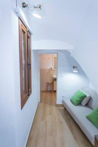 sala de estar blanca con sofá y ventana en NICE LOFT IN MáLAGA HISTORICAL CENTER, en Málaga