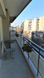balkon ze stołem i widokiem na miasto w obiekcie Nordic Design 5star Apartment w Salonikach