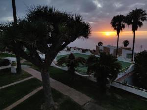 vista su un resort con palme e tramonto di Apartamento Bello Atardecer a Tacoronte