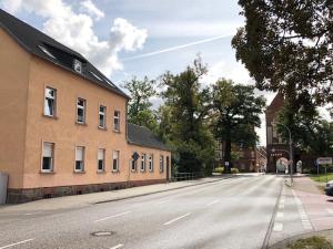 eine leere Straße vor einem Gebäude in der Unterkunft Gemütliche Ferienwohnung - Monteurzimmer in der Wittstocker Altstadt in Wittstock