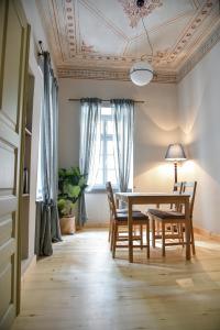 jadalnia ze stołem i krzesłami oraz sufitem w obiekcie Erst Guest House w Atenach