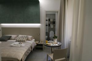 ein Schlafzimmer mit einem Bett und einem Tisch mit Essen darauf in der Unterkunft Capitelli in Neapel