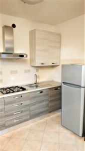 una cucina con frigorifero bianco e lavandino di Appartamento Ciesazza a Ponso