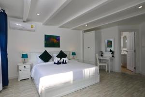 Postel nebo postele na pokoji v ubytování Kata White Villas