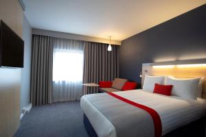 Ліжко або ліжка в номері Holiday Inn Express Cheltenham Town Centre, an IHG Hotel