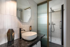 a bathroom with a sink and a shower at Be Mate Paseo de Gracia in Barcelona