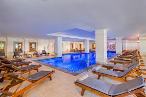 Sealife Buket Resort & Beach Hotel - Ultra All Inclusive内部或周边的泳池