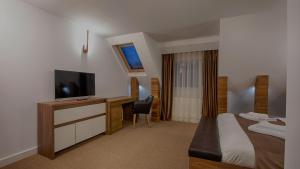 MER Guest House B&B的电视和/或娱乐中心