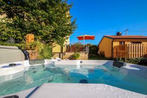 a hot tub in the backyard of a house at Villa Agata in Dajla