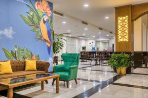 欧库卡拉Sealife Buket Resort & Beach Hotel - Ultra All Inclusive的大厅里有一张沙发、一张桌子和几把椅子 更多37张照片